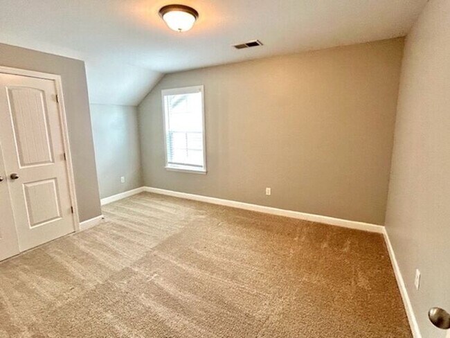 Building Photo - Now Leasing! 4 -bedroom 2.5 bath home in S...