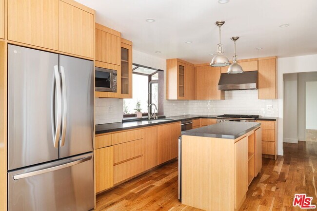 Building Photo - 1355 Bobolink Pl