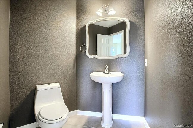 Building Photo - Stunning 3 bedroom townhome!