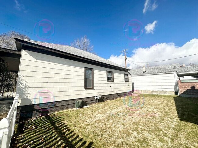 Building Photo - Charming 2-bedroom, 1-bathroom house near the Truckee river