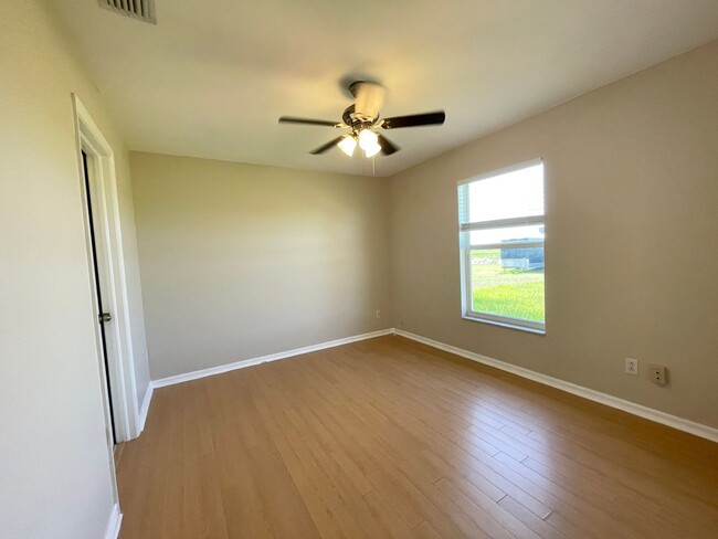 Building Photo - Available Immediately! 3 bedroom PLUS Den-...