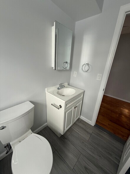 Bathroom - 916 Walnut St