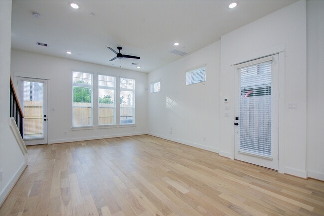 Building Photo - 3206 Live Oak St