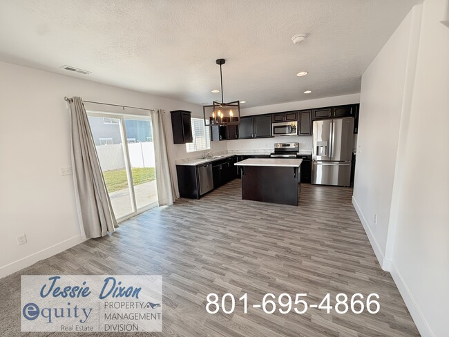 Building Photo - 1822 Parkview Dr