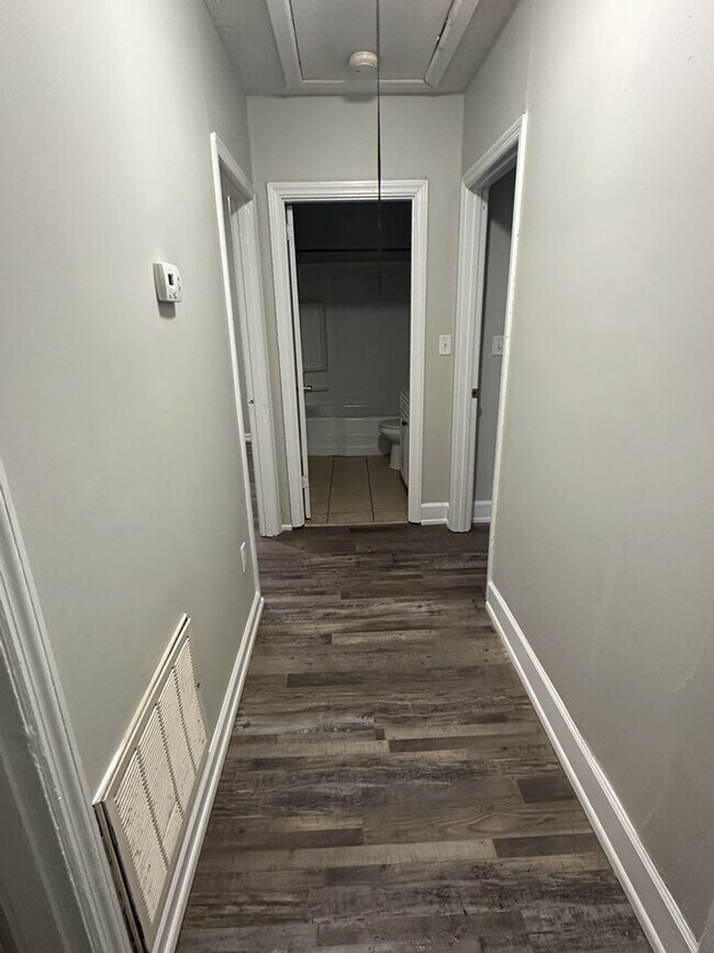 Building Photo - Newly Available! 2 Bedroom 1 Bathroom! $350 off first month!