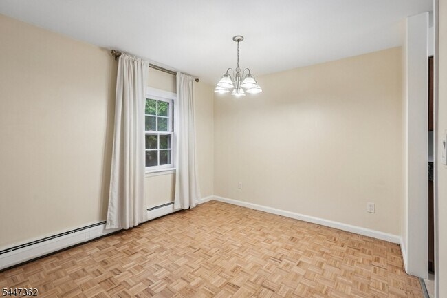 Building Photo - 135 S Maple Ave