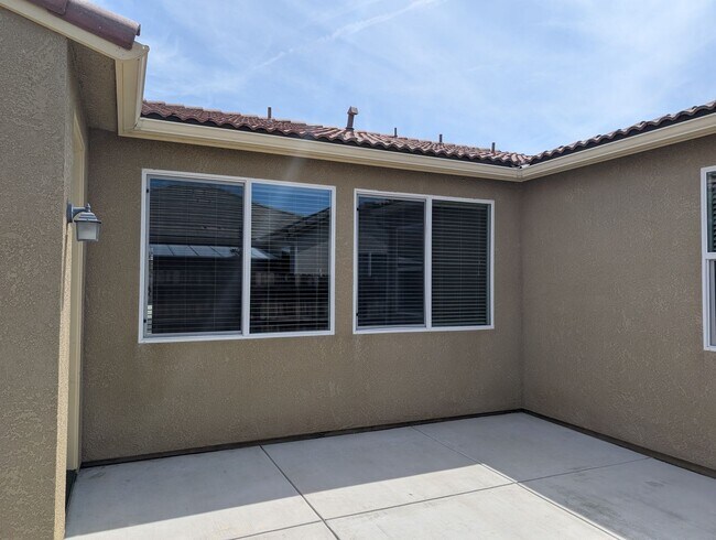 Building Photo - Modern and well appointed home in Clovis, ...