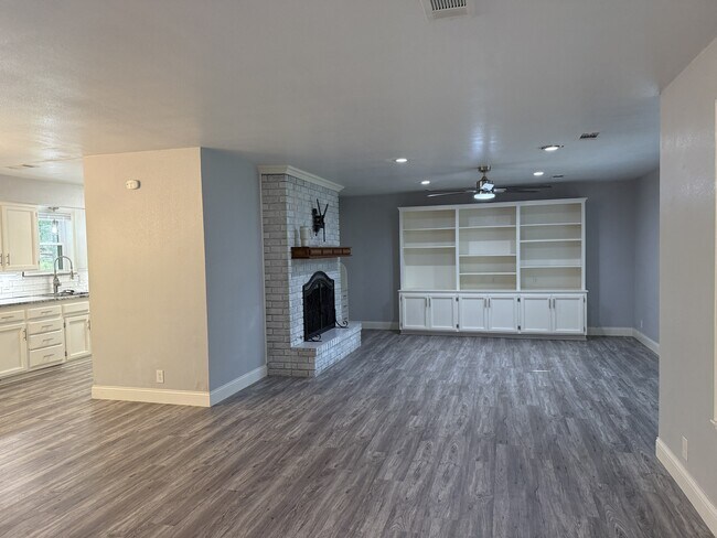Building Photo - 3601 Oakwood Dr