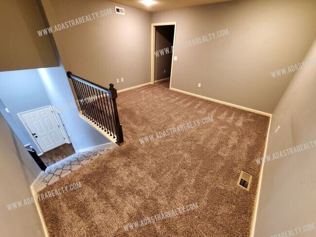 Building Photo - Beautiful and Spacious Olathe Townhome-Available in APRIL!!!