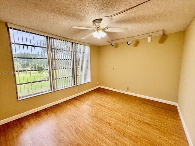 Building Photo - 3351 S Palm Aire Dr