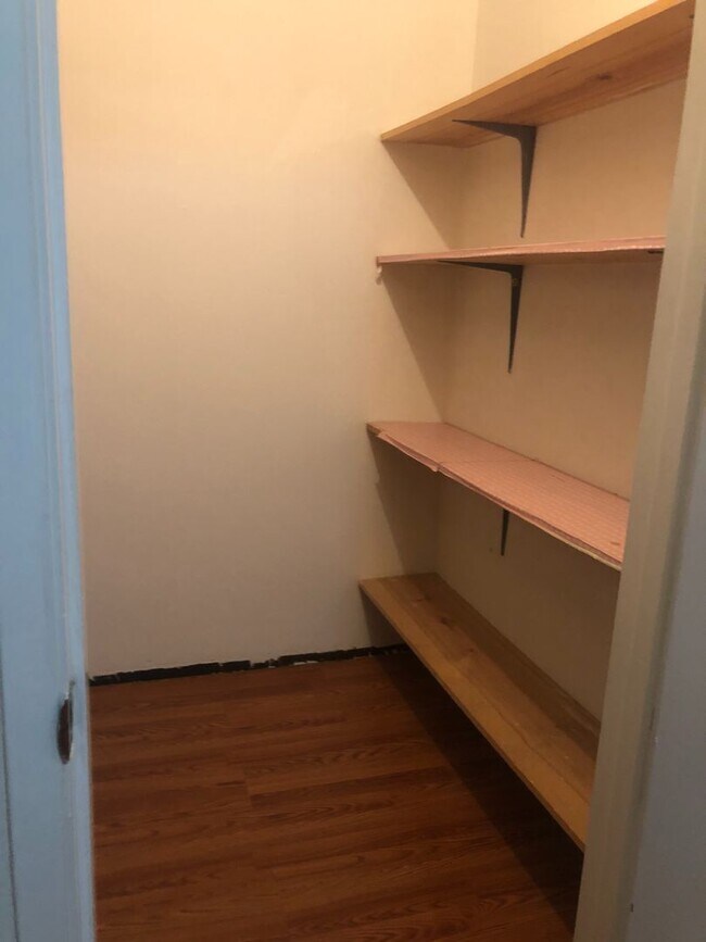 Building Photo - Beautiful one bedroom with grand Bay view’...