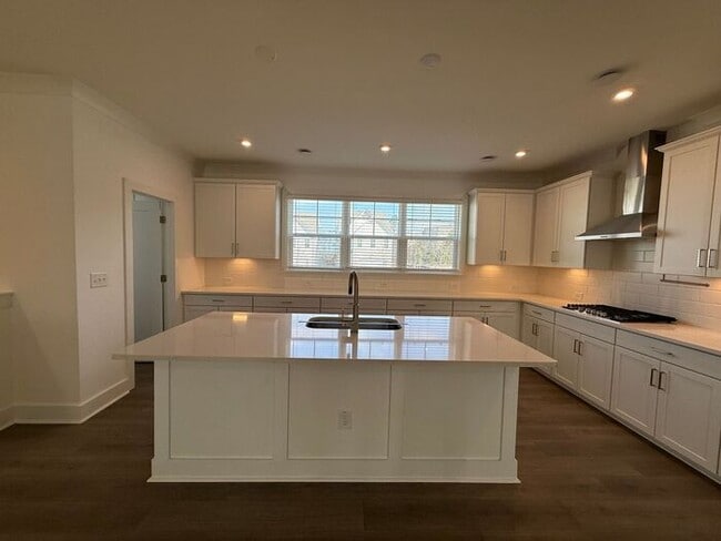 Building Photo - 3BR/3.5BA 3-Story Townhome w/ Quartz + W/D in Decatur