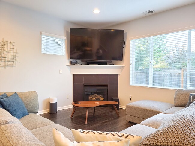 Building Photo - 4 bedroom/2.5 bath in Parkside Estates