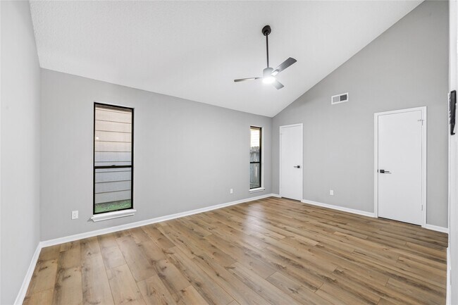 Building Photo - 13852 Hollowgreen Dr