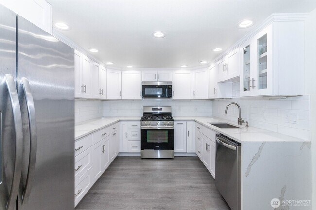 Building Photo - Beautifully Renovated 4-Bedroom Home in De...