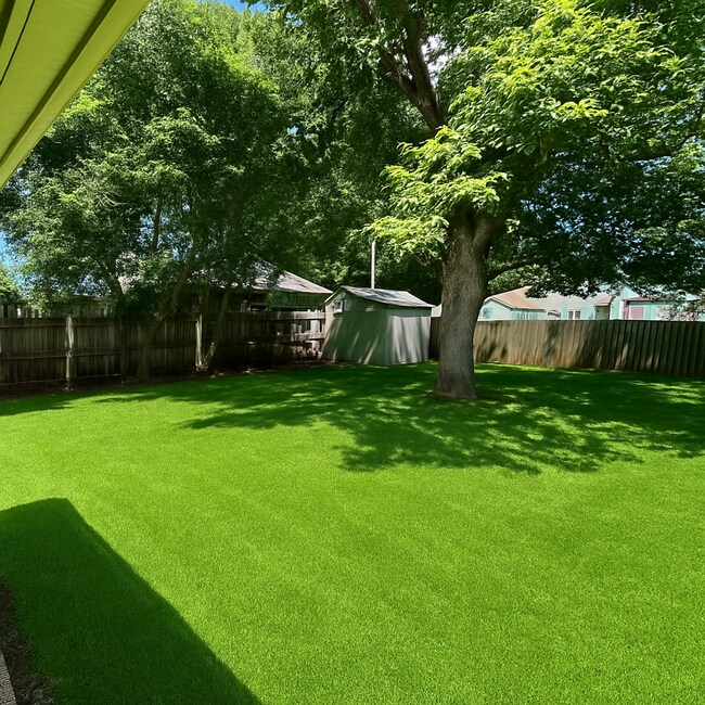 Building Photo - Crystal home for lease, 3 beds 2 baths, updates through-out!