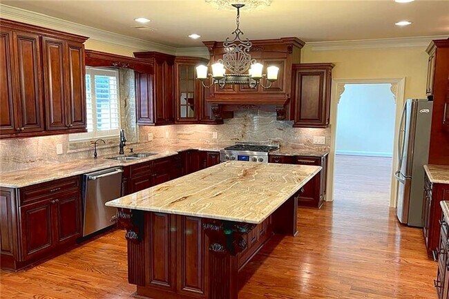Building Photo - 330 Knollcrest Ct