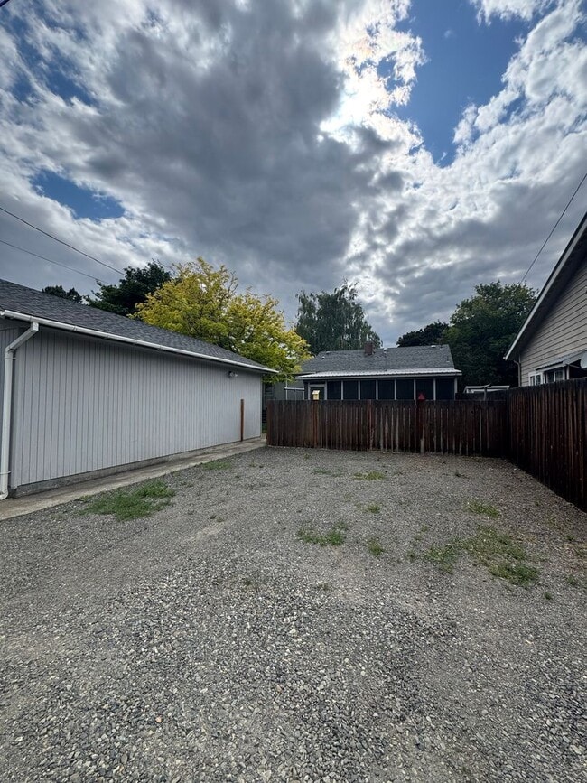 Building Photo - Charming 3 Bed Rental in Prime Location