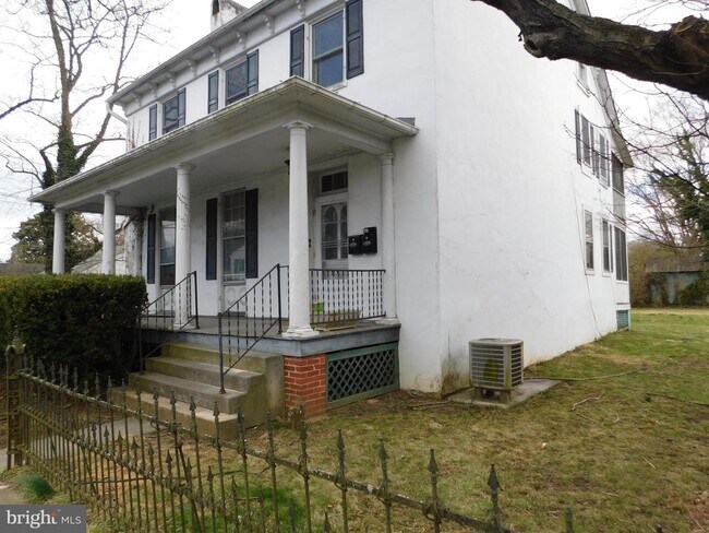 Building Photo - 217 E Main St