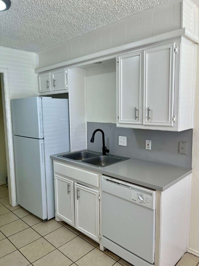 Building Photo - 2 Bedroom Duplex
