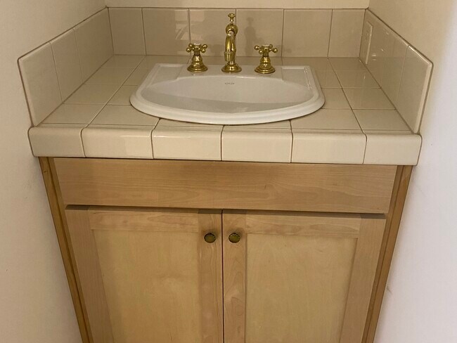 Building Photo - 1484 E Ojai Ave