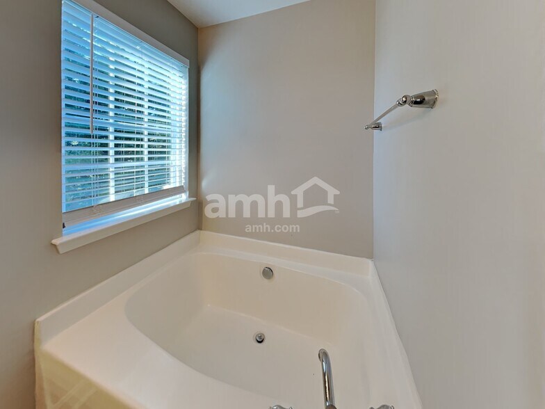 Building Photo - 111 Hawleyville Ln