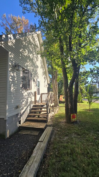 Building Photo - 14742 MacArthur Dr