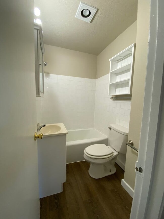Building Photo - 4 Bedroom 2 Bathroom 2 Stall Detached Garage