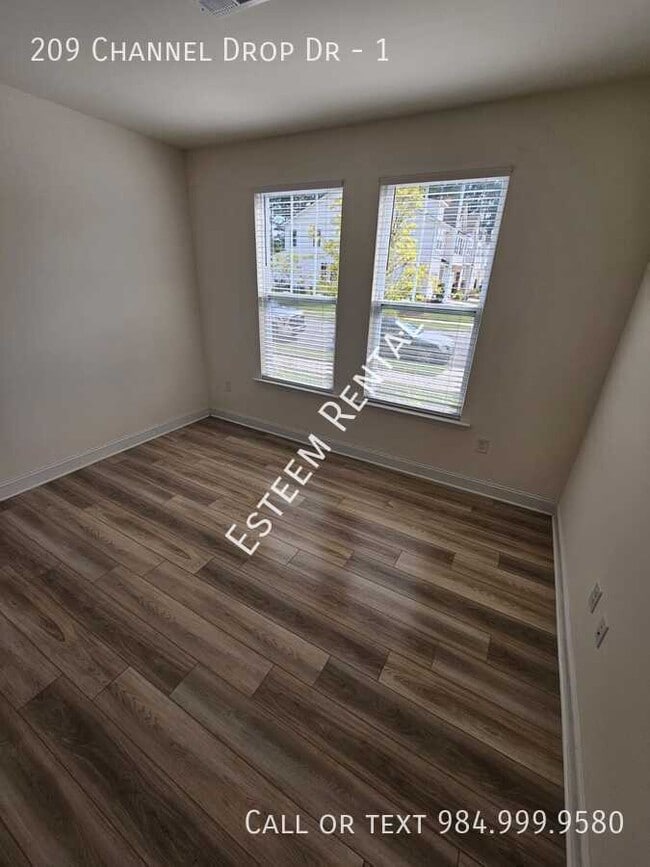 Building Photo - 209 Channel Drop Dr