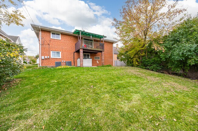 Building Photo - 332 Maple Ave