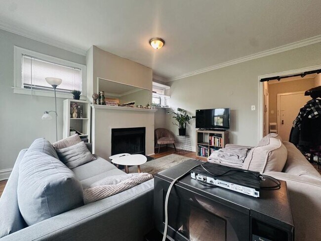 Building Photo - 2 bedroom in Chicago IL 60657