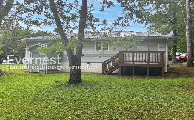 Building Photo - 4 Bed, 2 Bath Home with Fenced Yard / Pet-Friendly / Available Now!