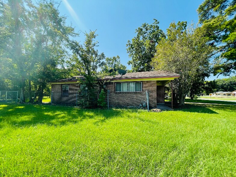 Building Photo - 6444 Silverleaf Ave