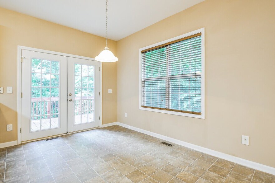 Building Photo - 136 Roan Dr