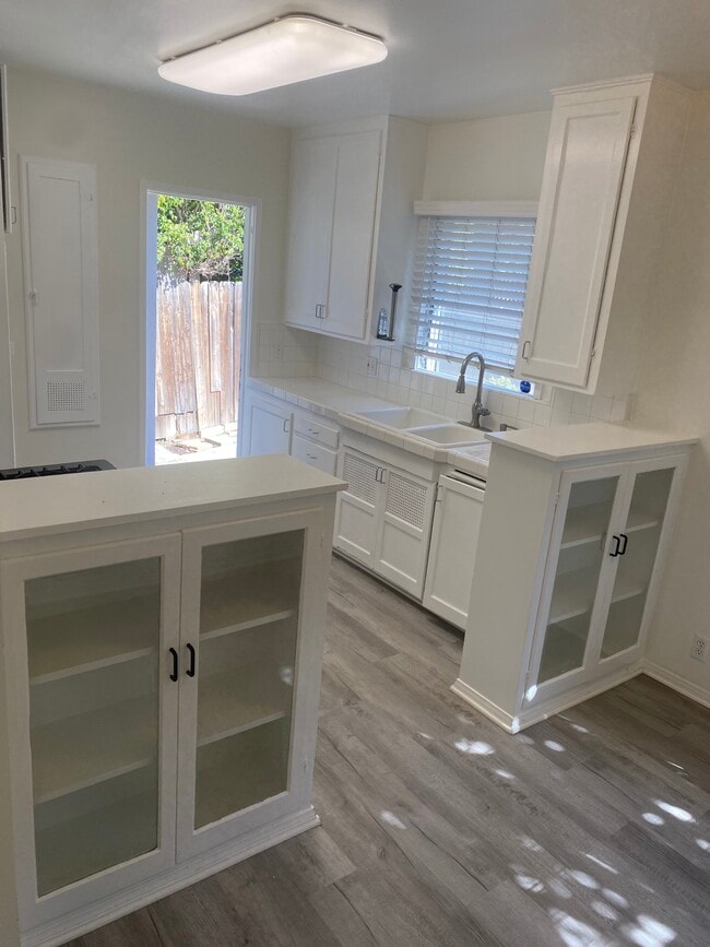 Kitchen - 2550 Greenfield Ave