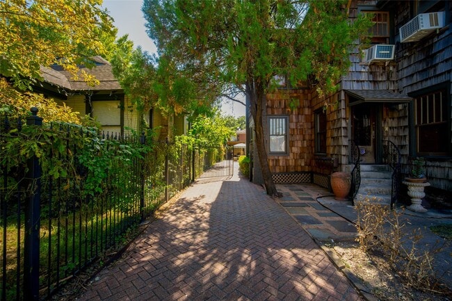 Building Photo - 811 Sul Ross St