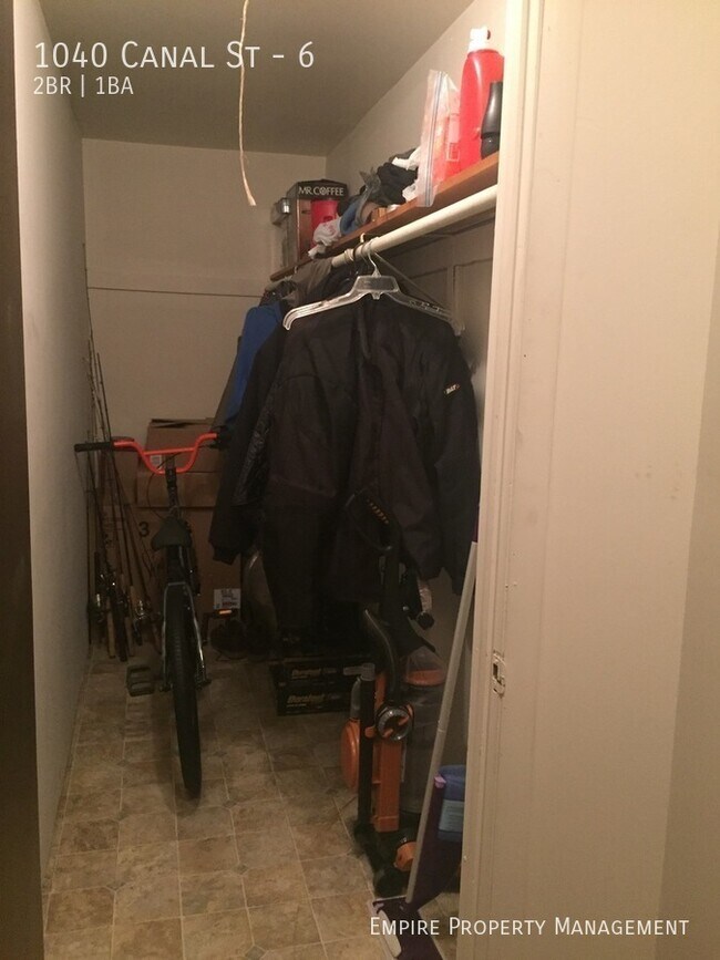 Building Photo - 1st Floor: 2 Bedroom / 1 Bathroom Apartmen...