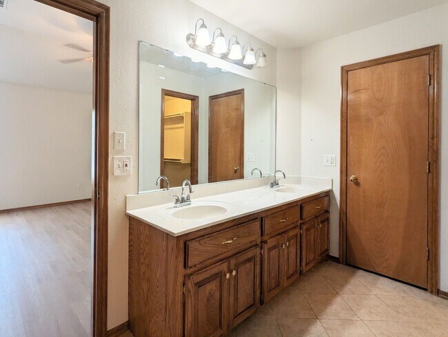 Building Photo - 5516 SE 81st St