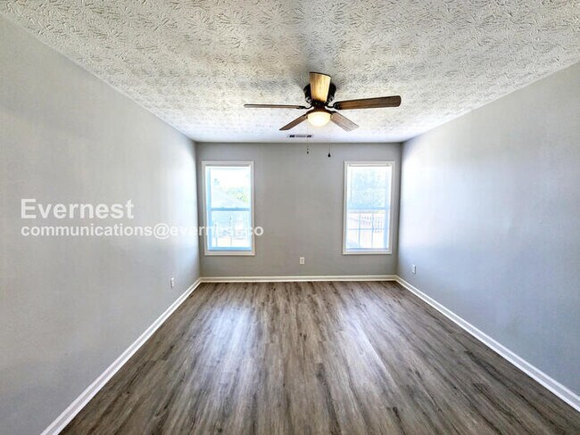 Building Photo - 511 White Oak Dr