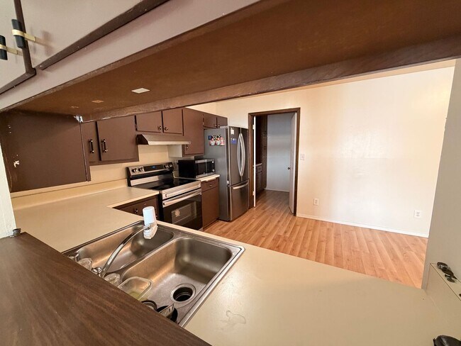 Building Photo - 2 Bed/ 2 Bath Condo