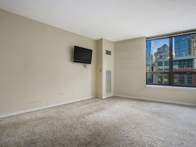 Building Photo - 400 N La Salle Dr