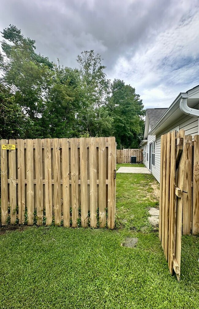 Building Photo - Stunning, pet friendly townhouse located i...