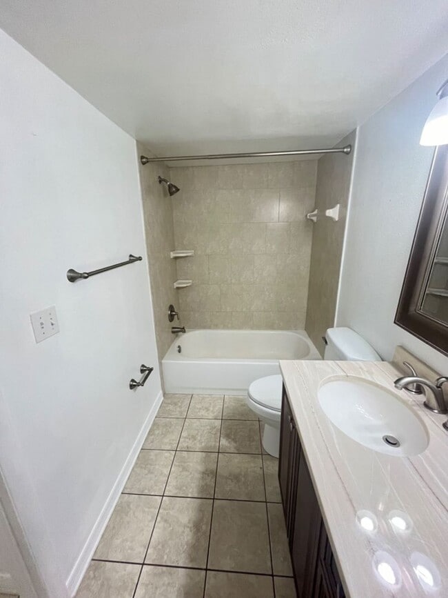 Building Photo - Nice 1/1 apartment  - move in now no rent till January