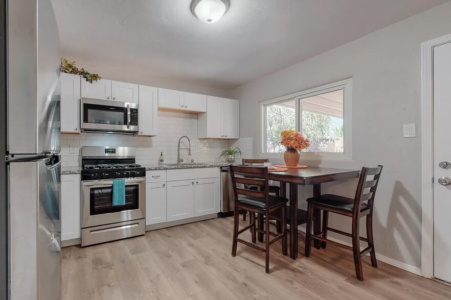 Building Photo - 8817 Candelaria Rd NE
