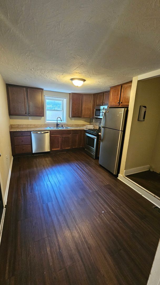 Building Photo - 3 Bedroom Home with Fenced Yard & Central Air