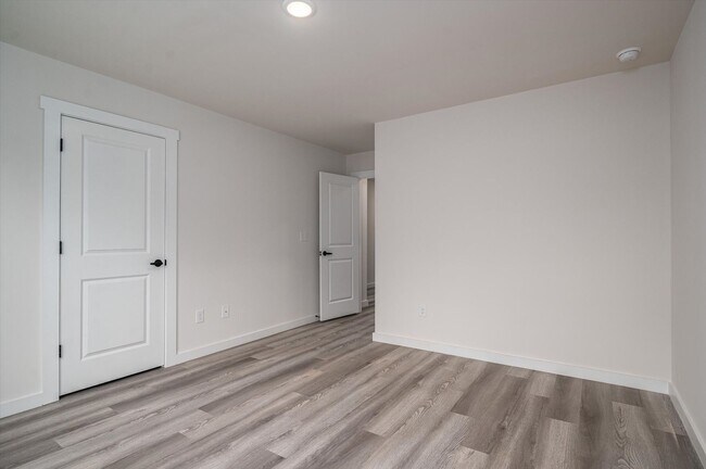 Building Photo - 818 2nd St SE