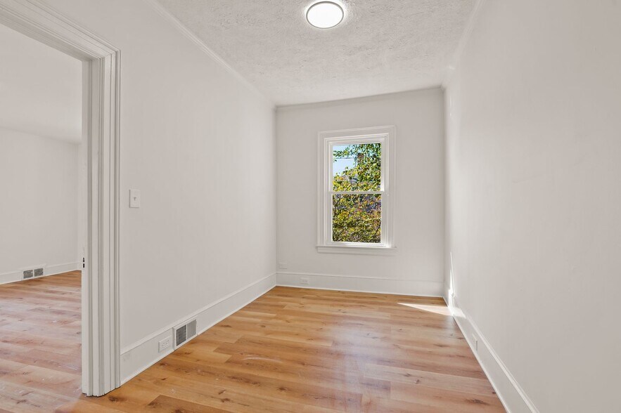 Building Photo - 209 N Spring St