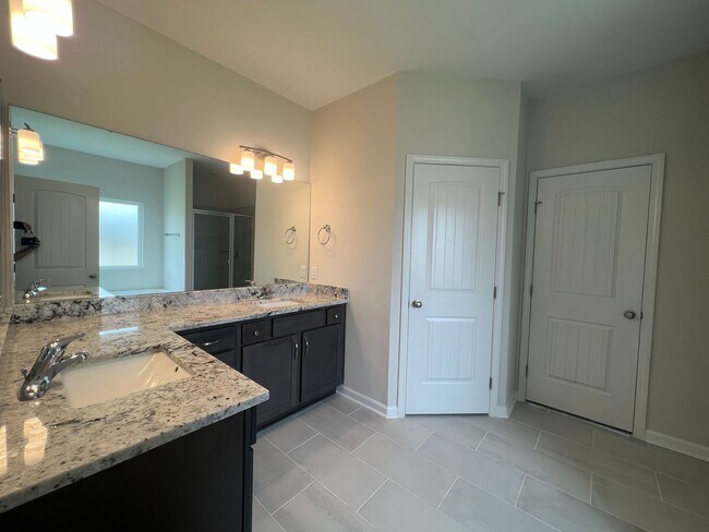 Building Photo - 5 bedroom, 3 bath home in Savannah, near I-16