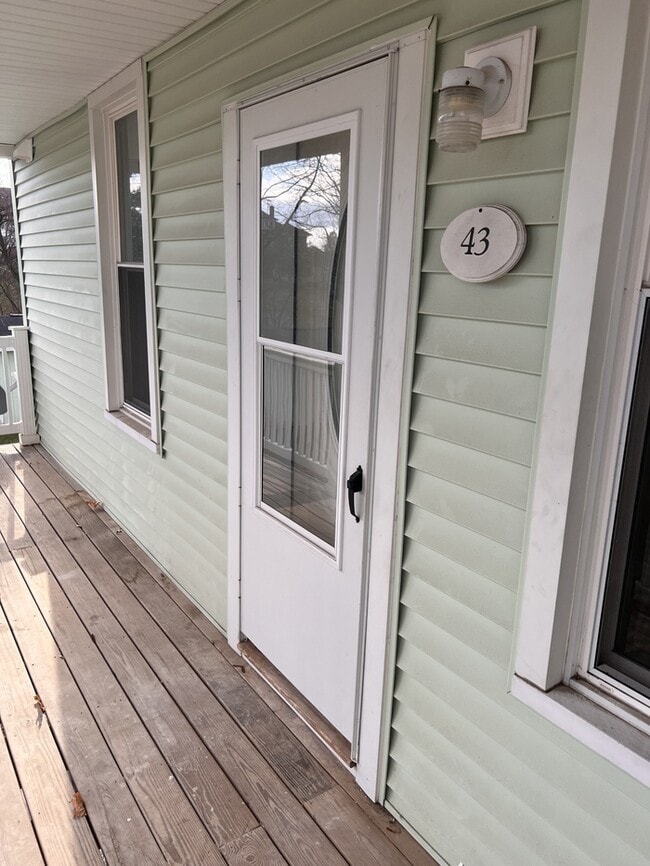 Building Photo - Remodeled 2 bed, 1 bath with laundry