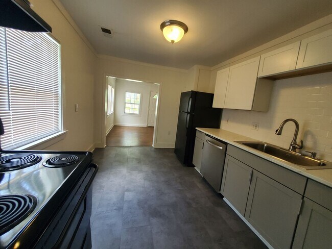 Building Photo - 2577 Eastwood Dr
